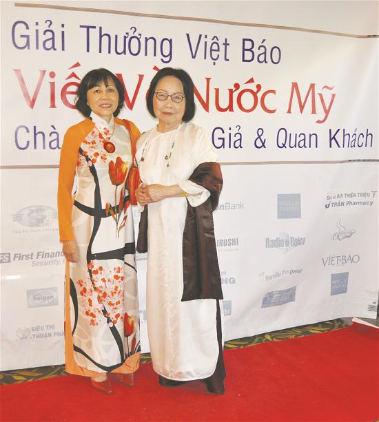 Tác giả Đoàn Thị và nhà văn Nhã Ca tại Giải Thưởng Việt Báo Viết Về Nước Mỹ.